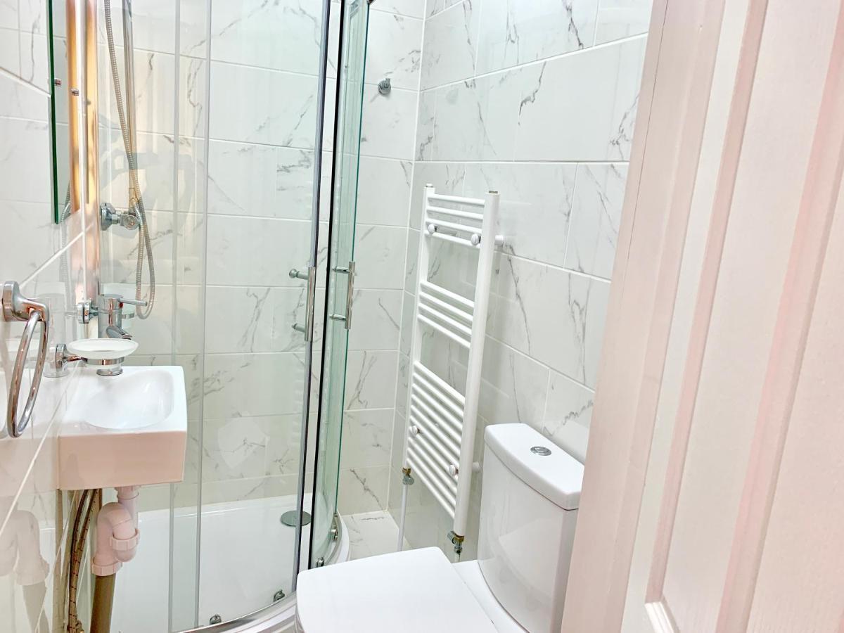 Appartamento Spacious 2 Bedrooms 2 Baths With Garden And Parking Londra